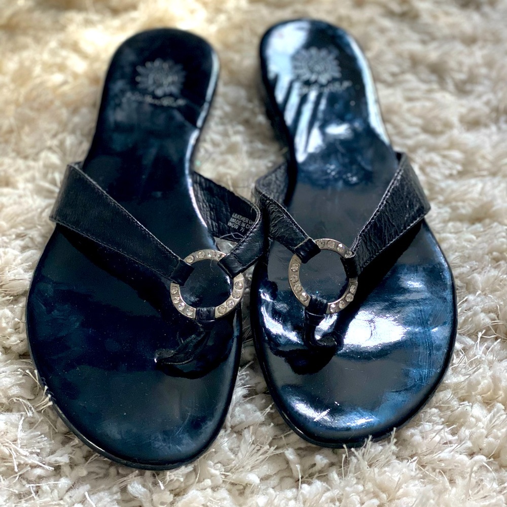 🌟SOLD🌟 black flip flops